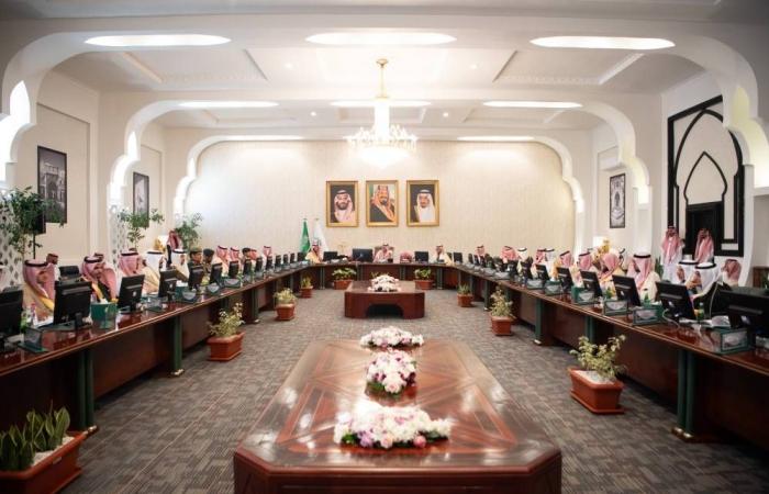 نائب أمير مكة يترأس اجتماع المجلس المحلي بالطائف ويدشن 4 مشاريع