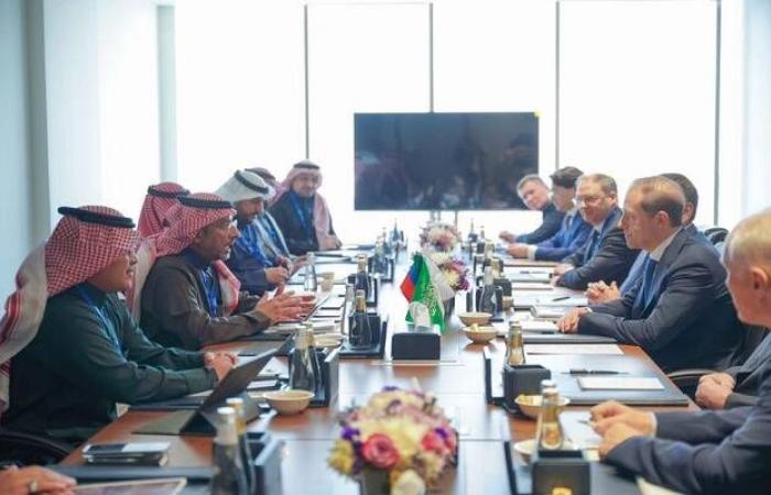 السعودية وروسيا تبحثان تعزيز التعاون بمجال الصناعة وتشجيع الاستثمار في البلدين