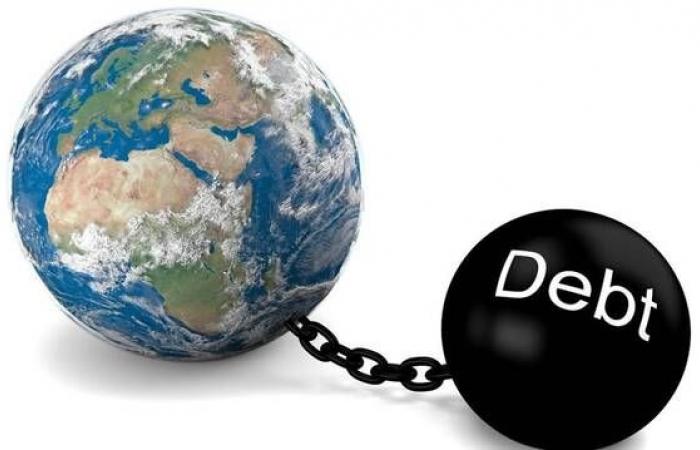 خبير اقتصادي: أزمة ديون تنتظر العالم خلال العشر سنوات المقبلة
