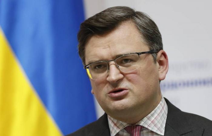 كلب ضخم يعض وزير الخارجية الأوكراني