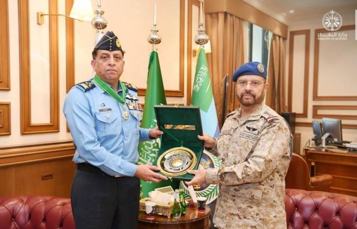منح رئيس أركان القوات الجوية الباكستانية وسام الملك عبدالعزيز من الدرجة الممتازة