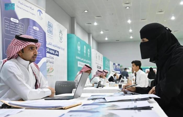 ساعات عمل الذكور تفوق الإناث في السعودية