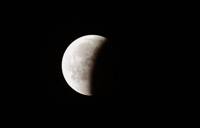 ظاهرة خسوف شبه ظل للقمر غير مُشاهدة بالسعودية