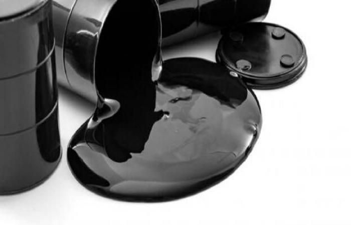 النفط يسجل مكاسب أسبوعية بدعم مؤشرات تحسن الطلب