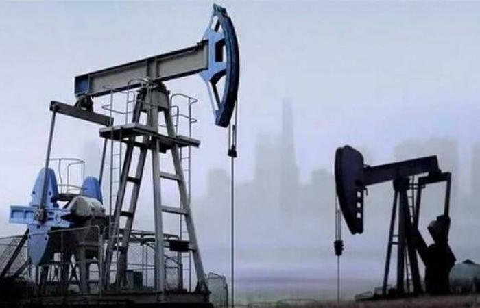 استمرار انخفاض عقود النفط الآجلة خلال تعاملات الاثنين