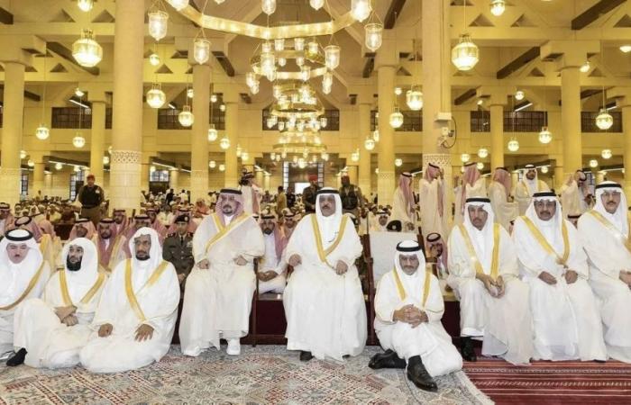 أمير الرياض يؤدي صلاة عيد الأضحى مع جموع المصلين