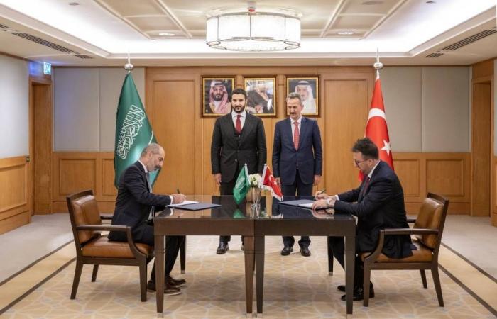 وزير الدفاع يجتمع مع رئيس هيئة الصناعات الدفاعية ورؤساء عدد من كبرى الشركات التركية لتوقيع مذكرات تفاهم