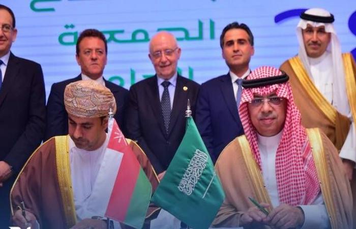 السعودية وعُمان توقعان مسودة إطار عمل مشترك بمجال خدمات النقل الجوي بين البلدين