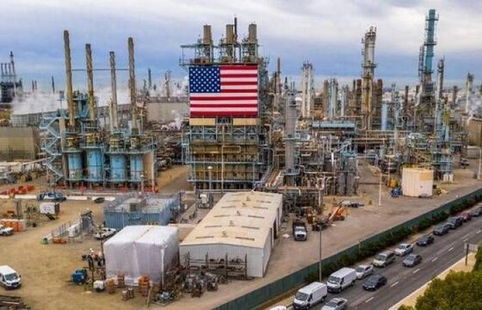 تراجع مخزونات النفط الأمريكية بأكثر من التوقعات