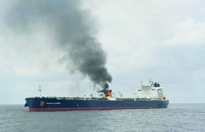 سنغافورة: لا يوجد مواطنين على متن سفينة الشحن المتضررة من هجوم الحوثيين