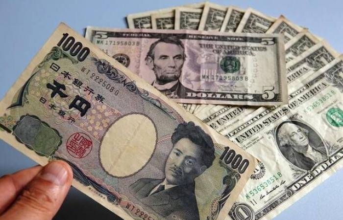 استقرار الدولار وارتفاع الين وسط ترقب قرار الفائدة للمركزي الياباني