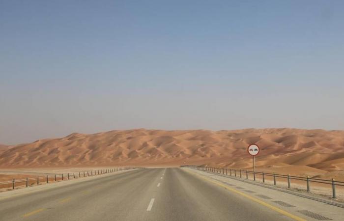 الطريق البري بين السعودية وعُمان.. أعجوبة هندسية وسط الربع الخالي