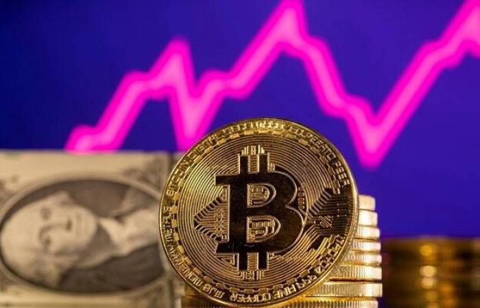 لأول مرة منذ 4 أسابيع.. سعر "بتكوين" يتخطى مستوى 65 ألف دولار