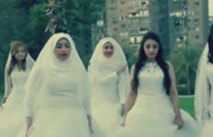 بالفيديو : «عرايس من غير عرسان» يتجولن في شوارع القاهرة: «عايزين ننبسط»
