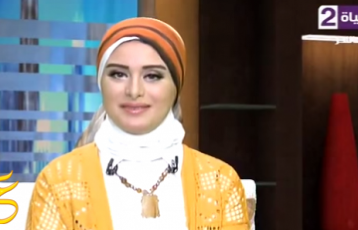 بالفيديو : متصل يحرج مذيعة قناة الحياة بسبب طريقة جلوسها أمام شيخ