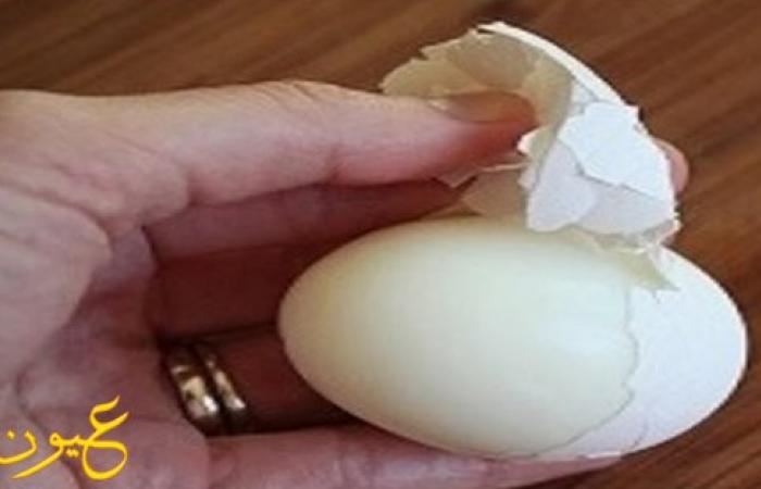 خدعة بسيطة لإزالة القشر عن البيض المسلوق بسهولة جدآ!