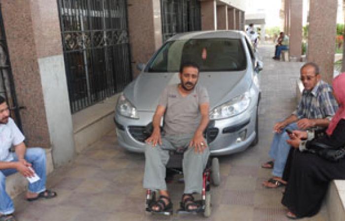 مصاب بثورة يناير يعترض سيارة محافظ السويس بعد طرده من الديوان العام
