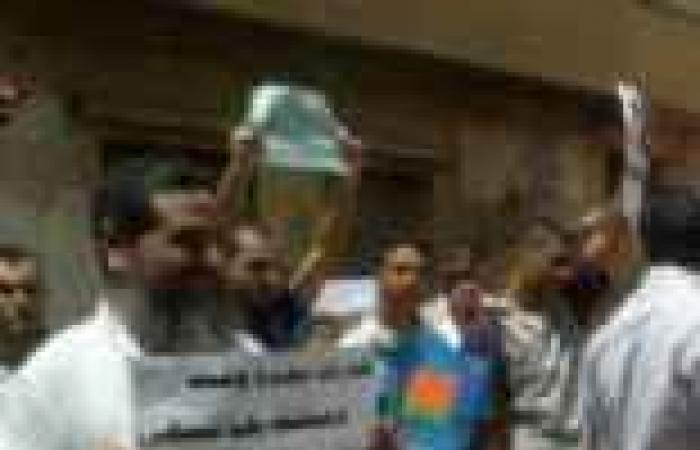 أهالي قرية بالمنصورة يتظاهرون احتجاجا على انتشار البلطجة والمخدرات