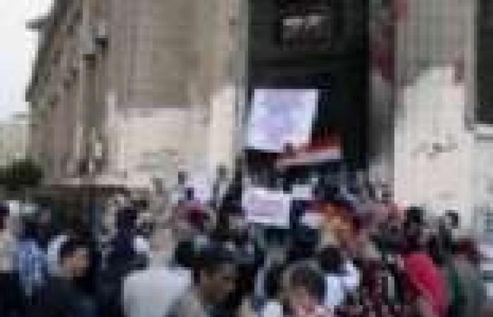 توافد عشرات النشطاء أمام دار القضاء العالي للمطالبة بالإفراج عن المعتقلين