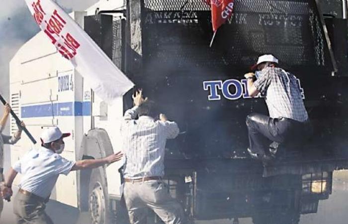 «مرسى» يصمت أمام المظاهرات.. و«أردوغان»: «الاعتراف بالخطأ فضيلة»