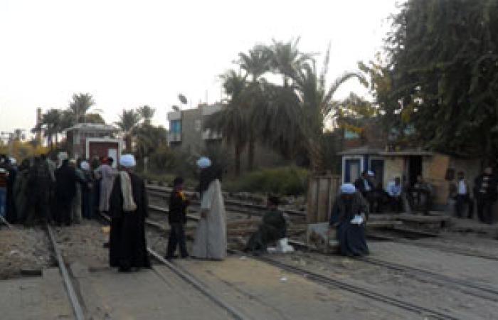 أهالى قرية بقنا يقطعون السكة الحديد احتجاجاً على نقص مياه الرى