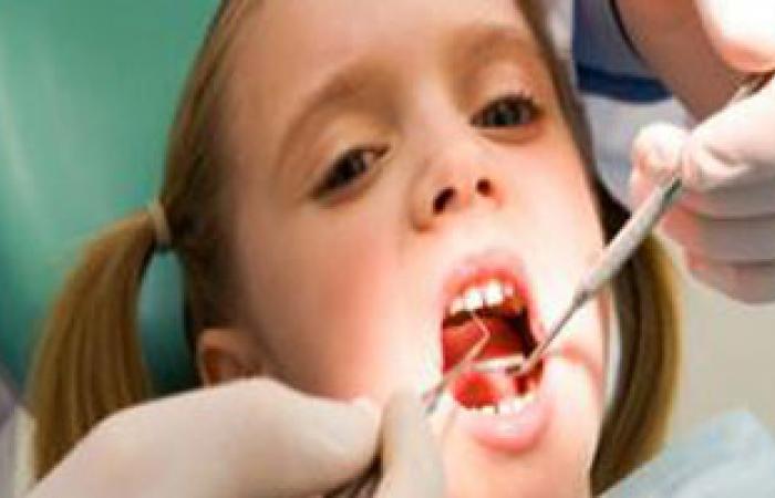 أسباب سقوط أسنان الطفل بين الحين والآخر