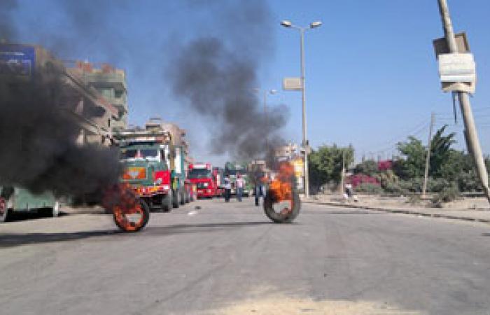 الأمن يحاول فتح طريق كفر الشيخ دسوق بعد قطعه لنقص السولار