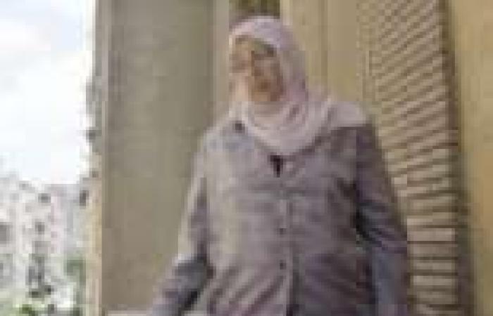 والدة الناشط حسن مصطفى بعد الحكم بحبسه: ليس هناك أسوأ من حكم الإخوان