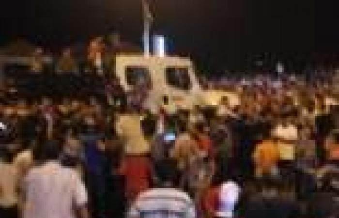 متظاهرو سيدي جابر يحاولون تحطيم محل حلواني لاعتقادهم أنه "مخزن سلاح للإخوان"