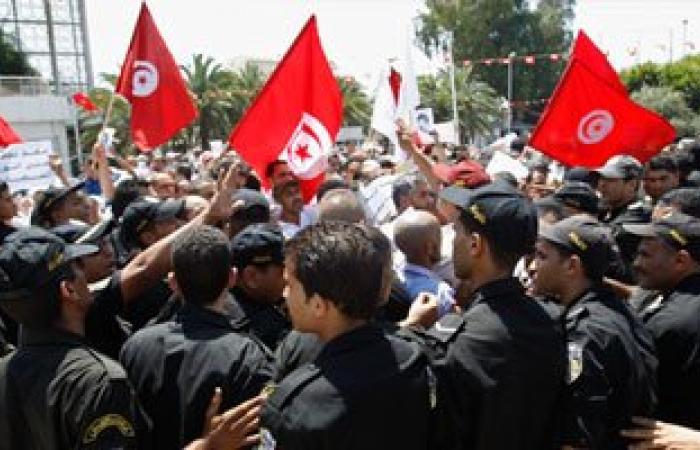 توافد المحتجين إلى ساحة باردو بتونس من المعارضين والمؤيدين للحكومة