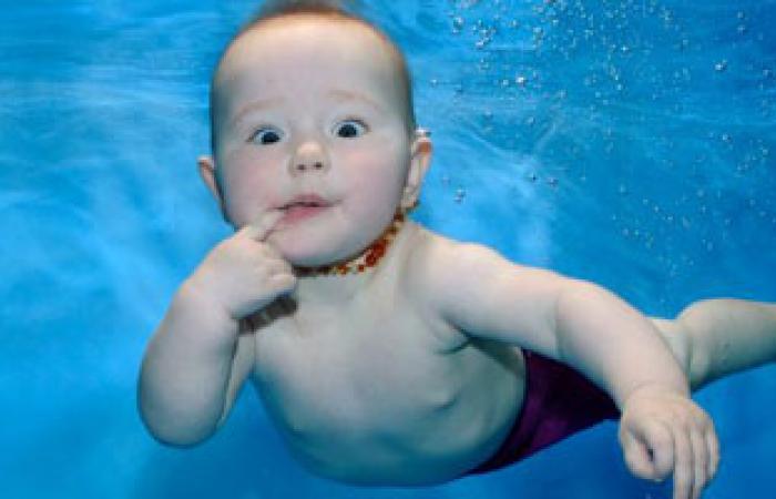 يمكن تدريب الطفل على السباحة بعد إتمامه الشهر السادس