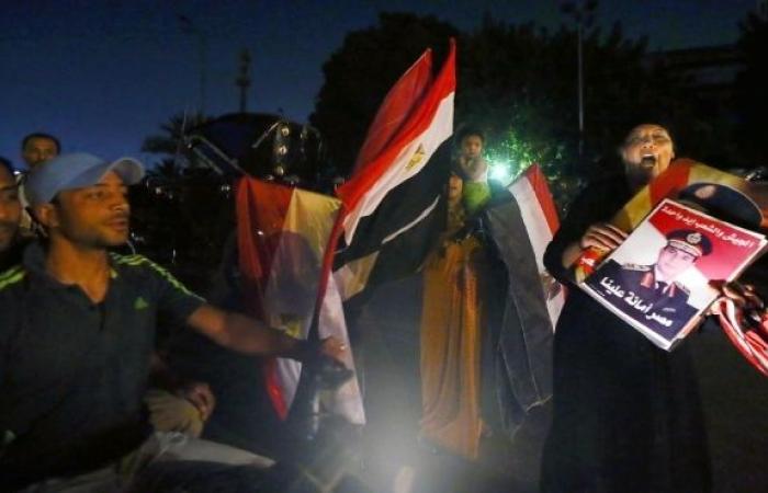 الأهالي يطردون "الإخوان" من "التحرير".. ويهتفون: "السيسي رئيسي"