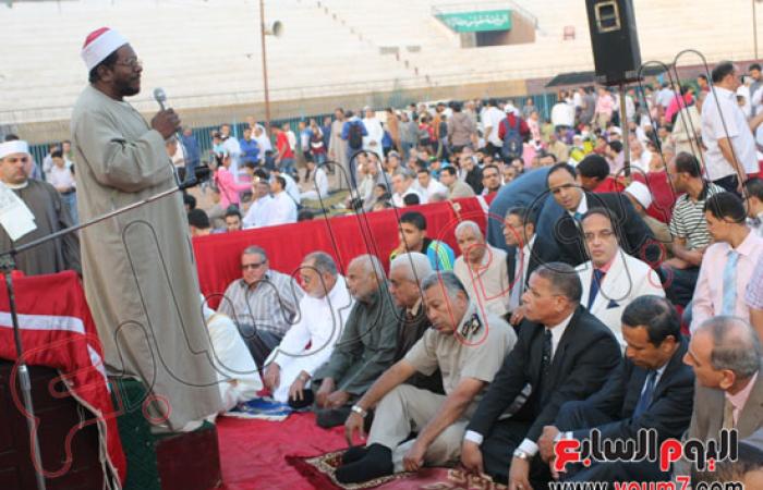 بالصور.. محافظ المنوفية يؤدى صلاة العيد وسط 45 ألف مصلى بالاستاد