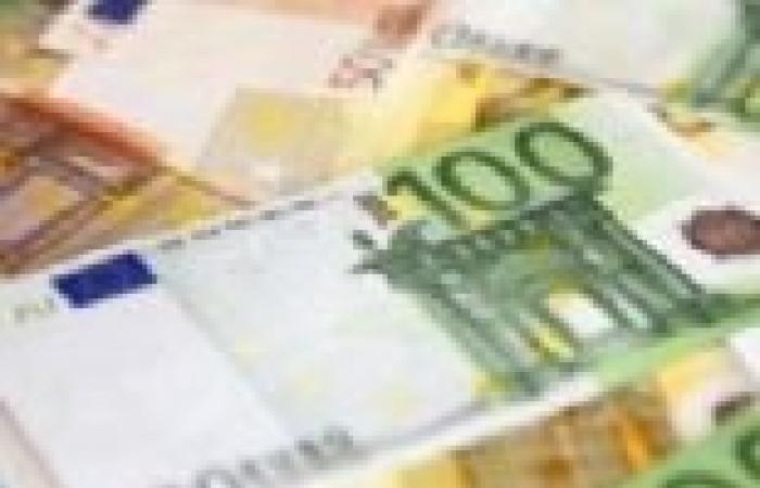 اليورو يرتفع إلى أعلى مستوى في ثمانية أشهر ونصف مقابل الدولار