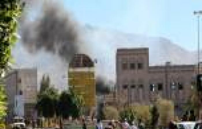 لجنة أمنية يمنية: 52 قتيلًا و167 جريحًا حصيلة الهجوم على وزارة الدفاع