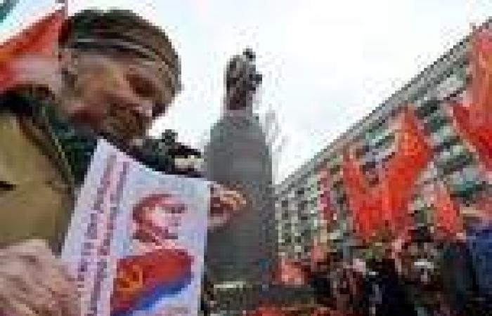 متظاهرون يحطمون تمثال الزعيم السوفيتي «لينين» في «كييف»