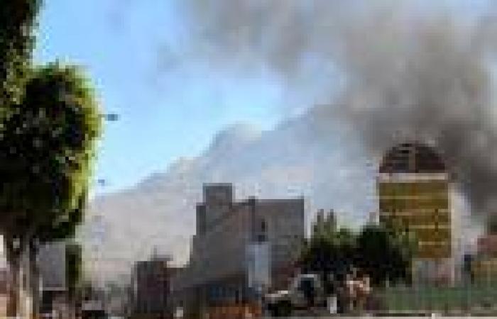 مسؤولو أمن: غارة جوية تقتل 15 مدنيًا بطريق الخطأ في اليمن