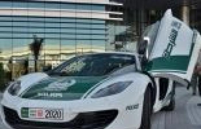 بالصور| بعد "لامبورجيني" و"فيراري".. "مكلارين" تنضم لأسطول سيارات شرطة "دبي"