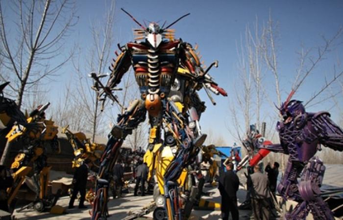 بالصور.. مزارعون صينيون يصنعون روبوتات عملاقة من «Transformers»