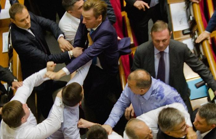بالفيديو والصور.. مشاجرات وضرب بالأيدي في البرلمان الأوكراني