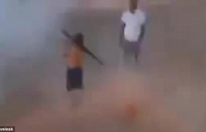 بالصور والفيديو.. طفل ليبي يتدرب علي إطلاق قذائف «أر بي جي»