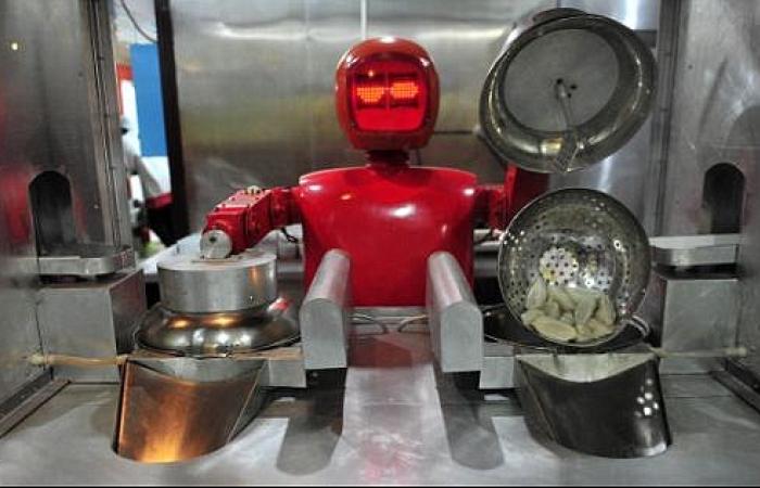 بالصور والفيديو.. «الروبوتات» تقدم الطعام وتحيي الزبائن في مطعم صيني