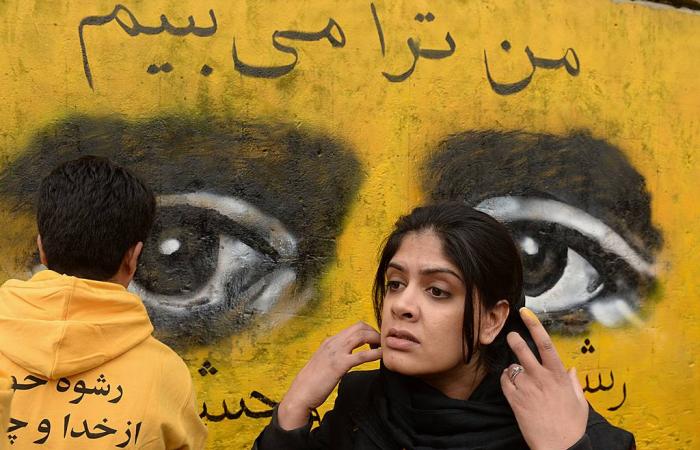 بالصور.. أفغانية تتحدى الألغام والتفجيرات من أجل «الجرافيتي»
