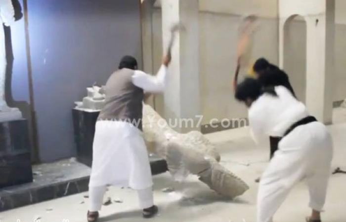 بالفيديو والصور.. لحظة تدمير "داعش" لآثار متحف "الموصل" بالعراق