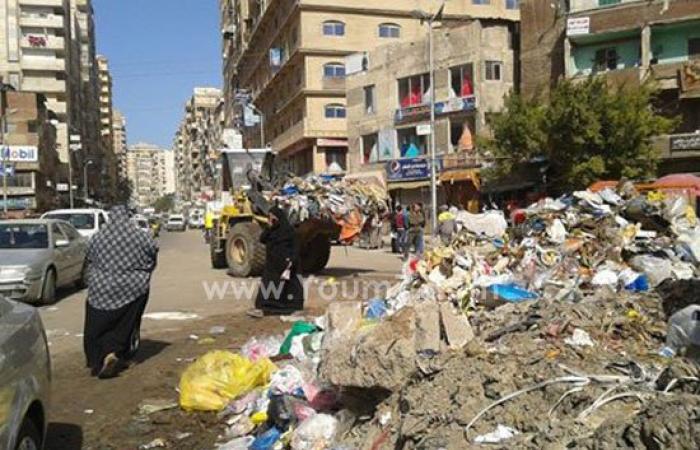 بالصور.. تلال القمامة تعيق حركة المرور بميدان الساعة شرق الإسكندرية