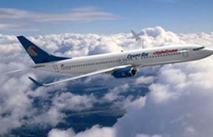 انطلاق أول طائرة إلى الجزائر لإعادة مصريين فارين من ليبيا إلى مصر