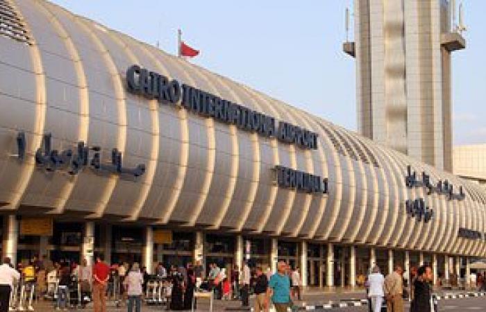 ضبط ٦ نيجيريين ومصرى يحملون إقامات وجواز سفر مزورة بمطار القاهرة