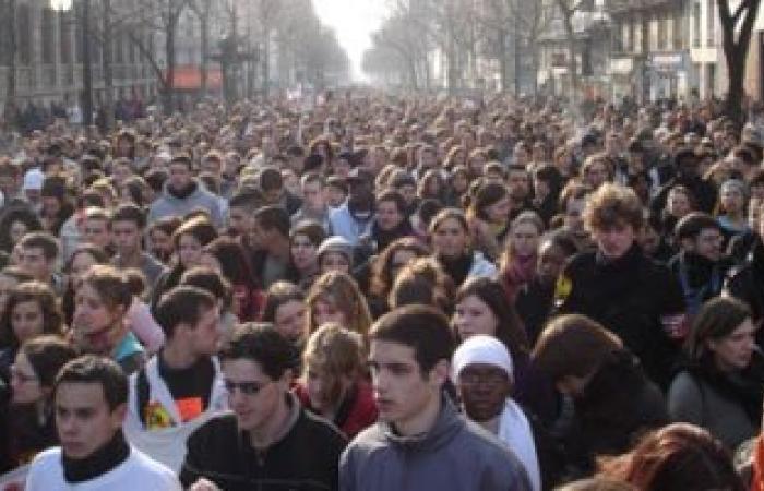 مئات الأشخاص يتظاهرون فى باريس بمناسبة الذكرى الـ 4 لاندلاع الثورة السورية