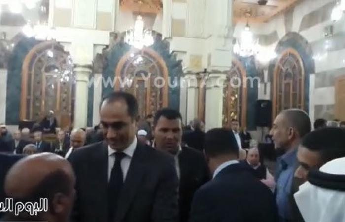بالفيديو.. علاء وجمال مبارك يعزيان مصطفى بكرى فى وفاة والدته