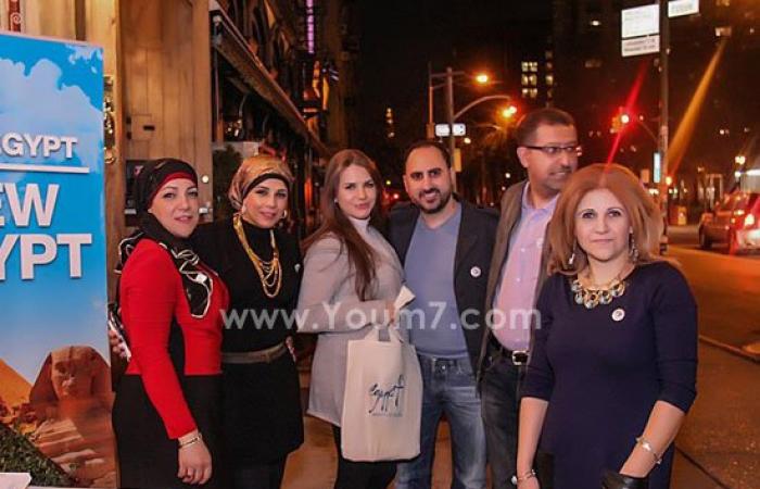بالصور.. مصريون ينظمون حملة فى شوارع أمريكا لتنشيط السياحة بمصر
